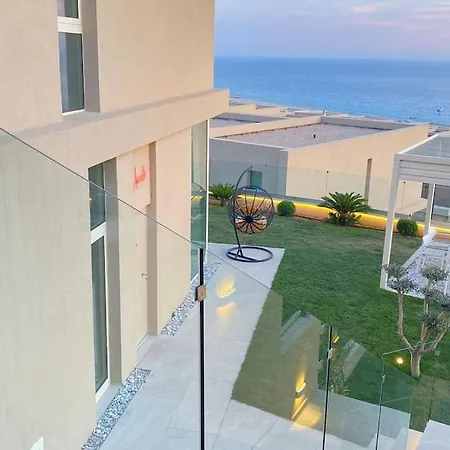 Amante With Jacuzzi - - Coast *